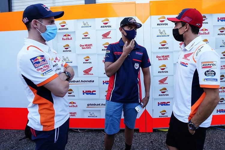 Pebalap Astra Honda Racing Team (AHRT), Mario Suryo Aji, bersama duo Repsol Honda Team, Marc Marquez dan Pol Espargaro, di Sirkuit Misano, Italia, Sabtu (19/9/2021)