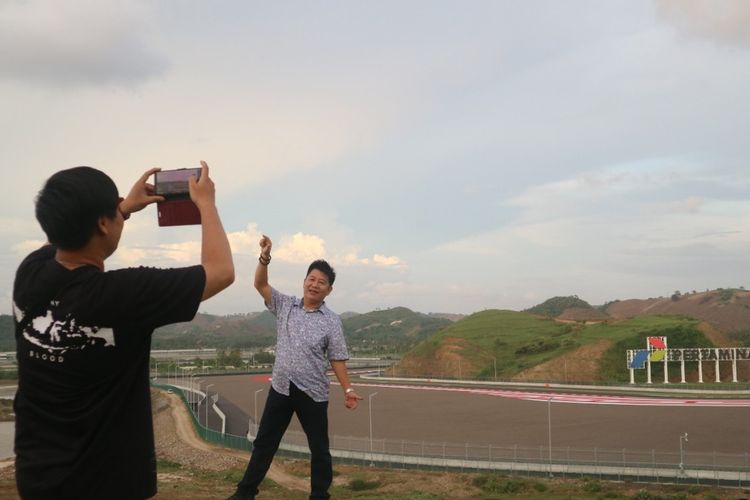 suasana melihat Sirkuit Mandalika dari Bukit Seger