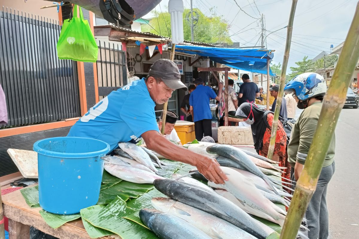 Pasar ikan bandeng dadakan di Rawa Belong, Kebon Jeruk, Jakarta Barat menjadi incaran warga menjelang Imlek. Pada Kamis (19/1/2023), tampak belasan lapak tersebut diserbu pembeli. 
