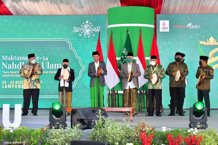 Presiden Joko Widodo (tiga kiri) dan Wakil Presiden Ma'ruf Amin (dua kiri) menghadiri Pembukaan Muktamar ke-34 Nahdlatul Ulama (NU) yang diselenggarakan di Lampung, Rabu (22/12/2021). Muktamar ini akan berlangsung pada 22-23 Desember 2021, dengan agenda pemilihan ketua umum Pengurus Besar Nahdlatul Ulama (PBNU) menjadi salah satu isu yang paling disorot.