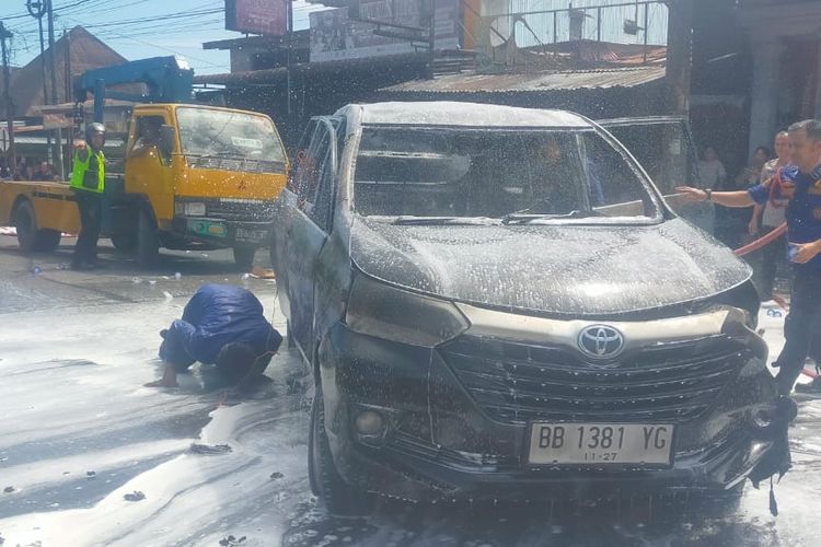 Satu unit mobil Avanza berisi puluhan jeriken berisi BBM terbakar di Jalan Sisingamangaraja, Kecamatan Sidikalang, Kabupaten Dairi, Provinsi Sumatera Utara pada Kamis (19/6/2025).