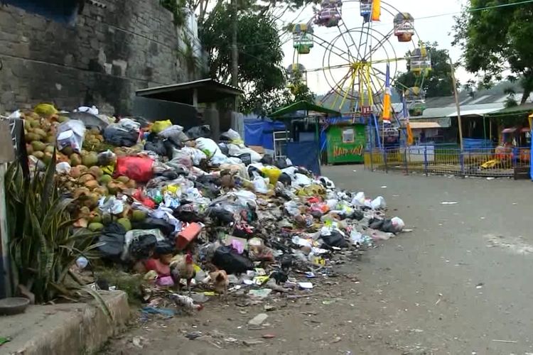 Tumpukan sampah di objek wisata Situ Ciburuy