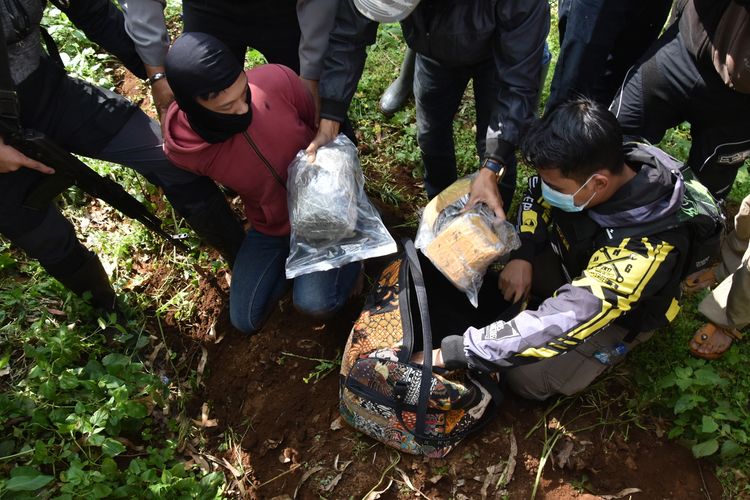 Petigas mendaatkan sebuah tas berisi ganja kering diap edar yang telah dikemas pelaku, setelah sebelumnya di tanam pelaku, di lahan hutan seluas 1 hektar di Gunung Cibodas, Bukit Unggul, Perkebunan kina, Kampung Patrol Desa Sunten Jaya Lembang, Kabupaten Bandung Barat yang juga berbatasan dengan Daerah Cilengkrang, Kabupaten Bandung, Minggu (12/7/2020).