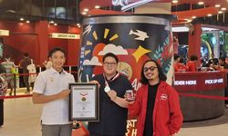 Pecahkan rekor Muri, Kapal Api Hadirkan Tumbler Raksasa dari Campuran Daur Ulang Sachet Kopi Bekas