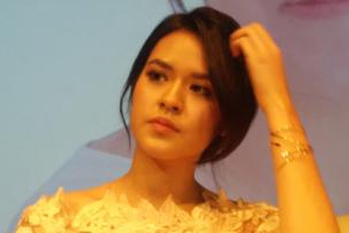 Raisa diabadikan usai menggelar konferensi pers film pendeknya yang berjudul Cahaya Cantik Raisa produksi Ponds, di XXI Plaza Senayan, Senin (20/4/2015).