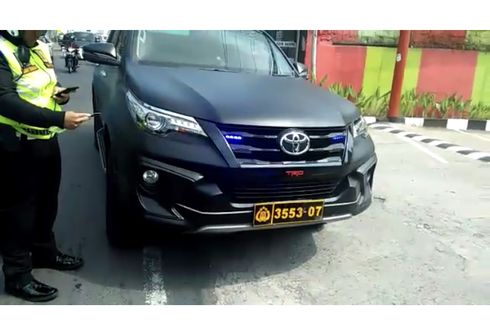 Polisi Siap Razia Mobil yang Pakai Pelat Nomor 