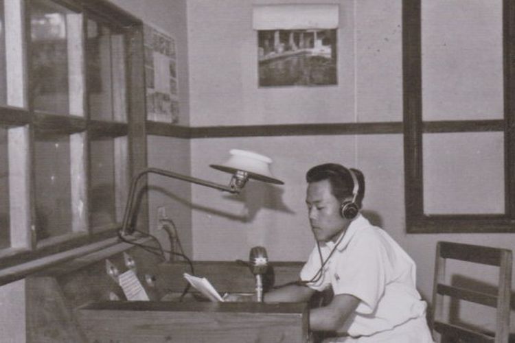 Suasana penyiaran di studio RRI Bukittinggi, Sumatera Barat, pada 31 Agustus 1950.
