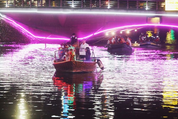Wisata Perahu Kalimas berlokasi di Jalan Ketabang Kali, Ketabang, Kecamatan Genteng, Surabaya.