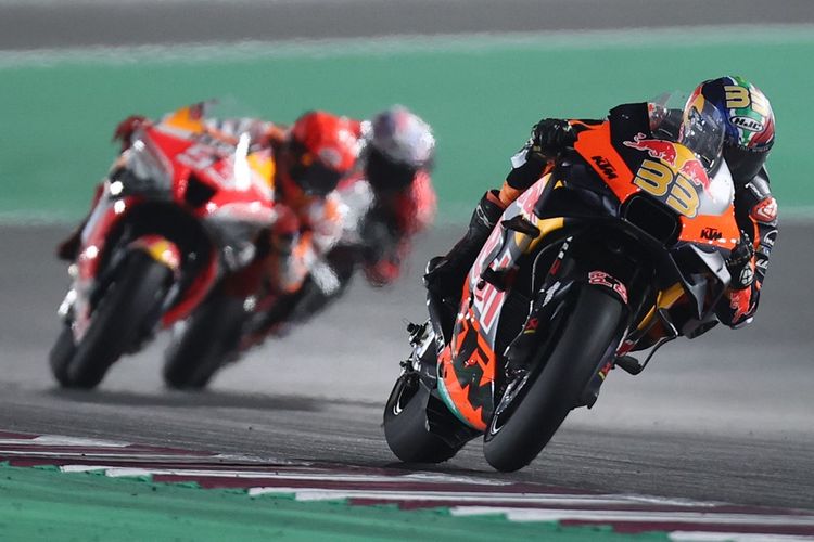 Brad Binder saat berlaga pada MotoGP Qatar 2022. (Photo by KARIM JAAFAR / AFP)