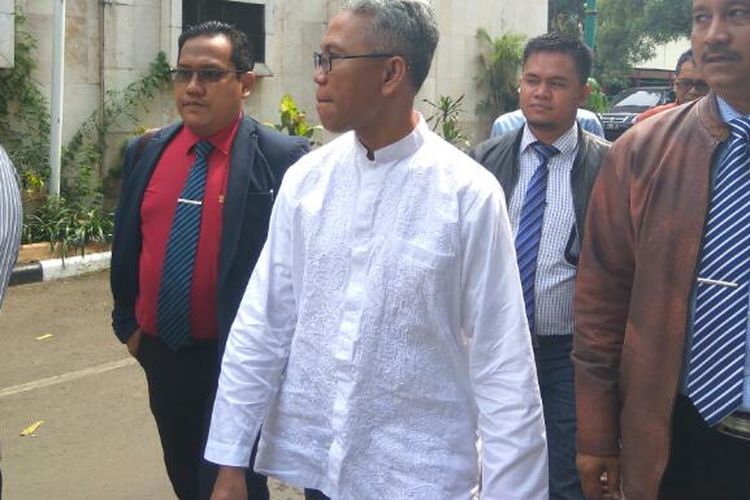 Buni Yani memenuhi panggilan Polda Metro Jaya untuk dilimpahkan ke Kejaksaan Tinggi Jawa Barat, Senin (10/4/2017) 