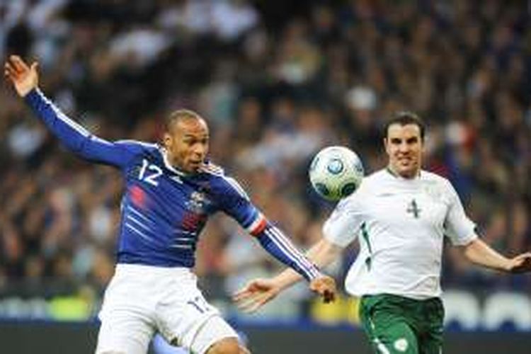 Thierry Henry mengontrol bola dengan tangan saat Perancis melawan Republik Irlandia pada partai kedua play-off Piala Dunia di Stade de France, 18 November 2009.