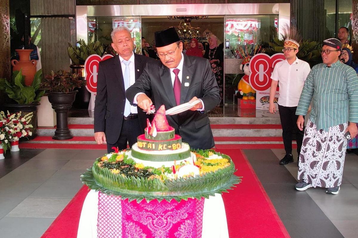 Kementerian Sosial menggelar tasyakuran HUT ke-80 RI dengan potong tumpeng, doa bersama, serta beragam perlombaan di Taman Sekolah Rakyat Kemensos, Jakarta, Jum?at (15/8/2025).
