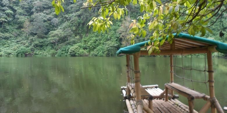 Salah satu hulu Sungai Ciliwung, Telaga Warna, Desa Tugu, Cisarua, Bogor, Senin (2/2/2015). Siswa-siswa Al-Jabr Islamic School berkunjung ke objek wisata Telaga Warna untuk melakukan studi tentang Ciliwung.