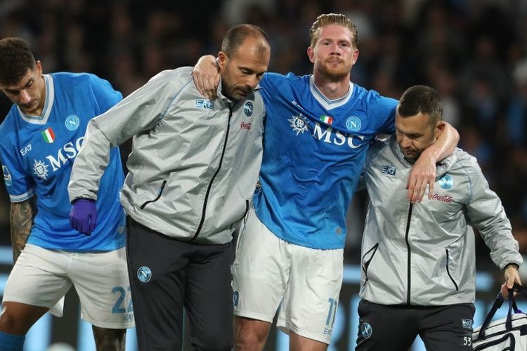 Pemain Napoli, Kevin De Bruyne, cedera usai mencetak gol pada partai besar Napoli vs Inter Milan yang merupakan lanjutan laga pekan kedelapan Serie A di Stadion Diego Armando Maradona, Sabtu (26/10/2025).