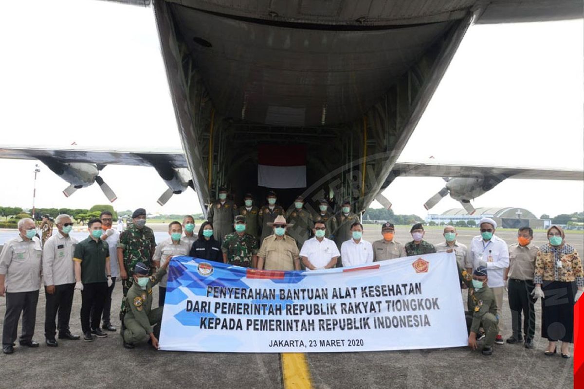 Penyerahan bantuan alat kesehatan dari China untuk penanganan Covid-19 di Indonesia.