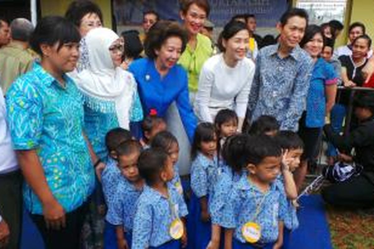 Istri Gubernur DKI Jakarta Basuki Tjahaja Purnama, Veronica Tan meresmikan taman bermain anak yang dibangun PT KAO Indonesia di Rusun Cakung Barat, Cakung, Jakarta Timur, Rabu (28/1/2015).
