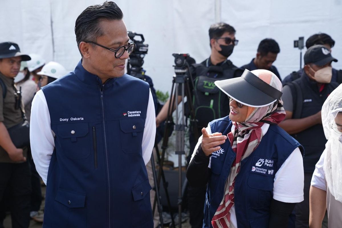Direktur Utama Telkom Dian Siswarini bersama Kepala Badan Pengelola (BP) BUMN sekaligus COO Danantara Dony Oskaria. 