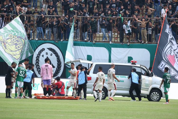 Pemain Bali United Novri Setiawan dibawa ambulan usai terkena bola liar dan ditangani tim medis saat laga pekan ke-18 Liga 1 2023-2024 melawan PSS Sleman yang berakhir dengan skor 0-1 di Stadion Maguwoharjo Sleman, Jumat (3/11/2023) sore. Pemain 