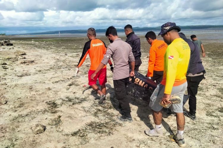 Jenazah tiga warga Kota Kupang dievakuasi polisi dan petugas SAR Kupang, NTT