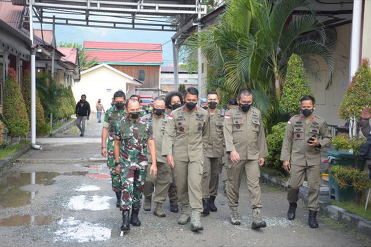 Kapolda Sulteng didampingi Danrem 132 Tadulako di RS Bhayangkara, Jumat (30/9/2022). 