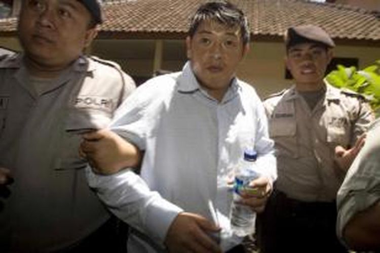 Warga Australia, salah seorang terpidana mati kasus narkotika kelompok Bali Nine, Andrew Chan, dikawal polisi saat menjalani proses di pengadilan di Denpasar, 21 September 2010.