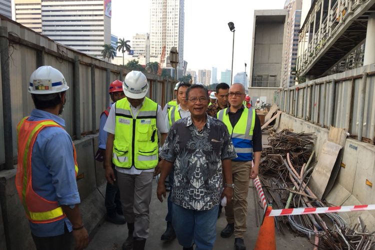 Menteri Koordinator Bidang Perekonomian Darmin Nasution usai mengunjungi proyek MRT Jakarta di dekat stasiun MRT Senayan, Senin (11/6/2018).