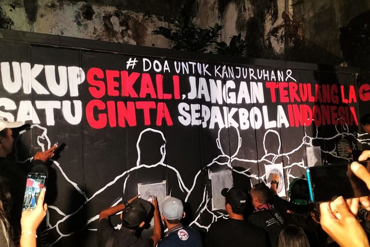 Mural bertuliskan #Doauntukkanjuruhan CUKUP SEKALI, JANGAN TERULANG LAGI !, SATU CINTA SEPAKBOLA INDONESIA. Selain tulisan pesan perdamaian sepakbola, tergambar pula para suporter yang saling berangkulan mengenakan baju yang berlogo sejumlah klub di Indonesia, seperti Persis Solo, Arema FC, PSS Sleman, PSIS Semarang, Persebaya Surabaya, Persija Jakarta, Persib Bandung, Rabu (5/10/2021).