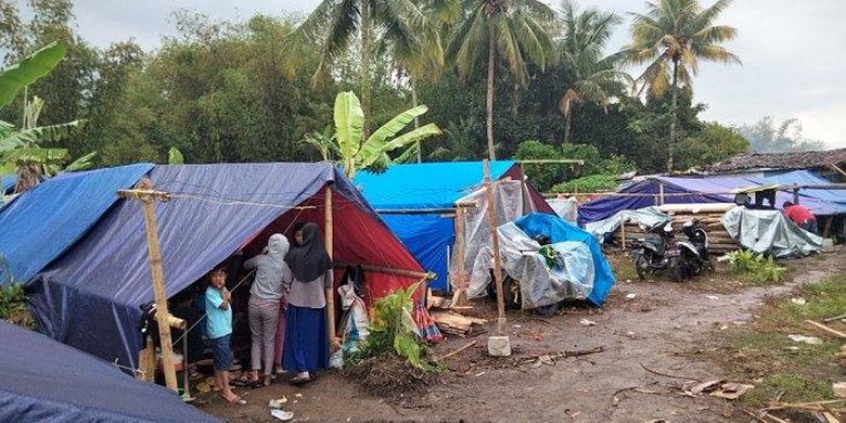 Beredar kabar nenek usia ratusan tahun itu meninggal di posko darurat gempa Cianjur karena kelaparan. Keluarga membantah pernyataan tersebut. 
