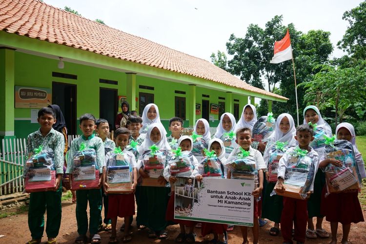 Dompet Dhuafa (DD) melalui #MilenialBangunSekolah menghibahkan bantuan berupa paket school kit untuk siswa dan santunan kepada guru di Madrasah Ibtidaiyah (MI) Bina Ihsani, Kampung Kemancing, Panimbang, Pandeglang, Banten, Rabu (14/12/2022).