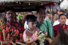 Diajak Jokowi Keliling Malioboro, Jan Ethes Bagi-bagi Kaus ke Warga