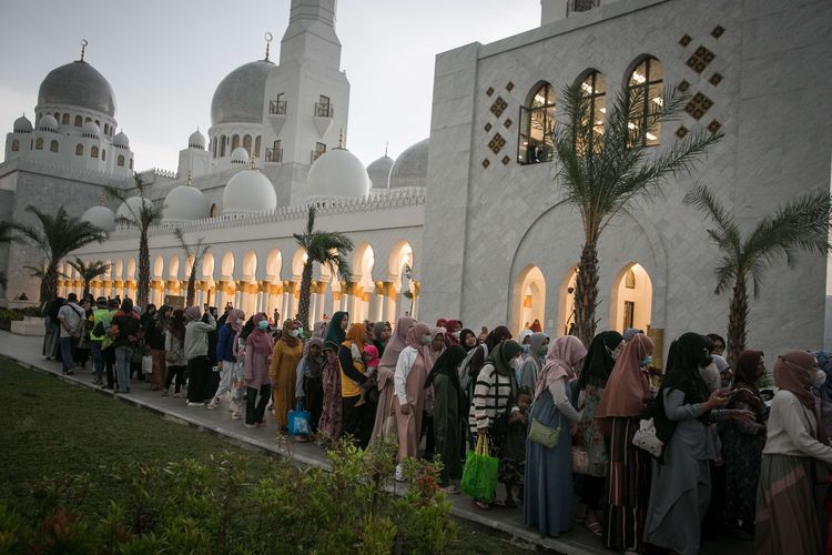 Sejumlah warga mengantre untuk mengikuti buka puasa bersama di Masjid Raya Sheikh Zayed, Solo, Jawa Tengah, Kamis (23/3/2023). Panitia masjid menyiapkan 6.000 porsi takjil untuk buka puasa bersama di Masjid Raya Sheikh Zayed selama bulan ramadhan.