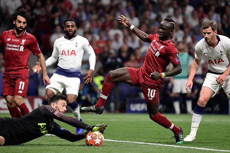 Kiper Tottenham Hotspur Hugo Lloris (kiri) berusaha menangkap bola di hadapan pemain Liverpool Sadio Mane, pada final Liga Champions 2019 di Stadion Wanda Metropolitano, Madrid, Sabtu (1/6/2019) atau Minggu dini hari. Liverpool menjadi juara Liga Champions 2018-2019 setelah mengalahkan Tottenham Hotspur 2-0.