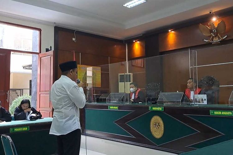 Terdakwa Dhio Daffa Syahdilla (DDS) atau Dhio (22) menyampaikan pembelaan (pledoi) di hadapan Majelis Hakim pada persidangan yang digelar di Pengadilan Negeri (PN) Kota Mungkid, Kabupaten Magelang, Jawa Tengah, Kamis (25/5/2023).