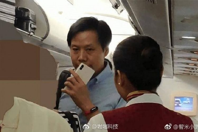 CEO Xiaomi, Lei Jun kedapatan memegang perangkat yang diduga adalah Mi 8X