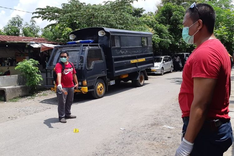 Petugas kepolisian melakukan olah TKP di dua lokasi penangkapan 10 orang yang diduga akan sweeping di Kawasan Semanggi, Pasar Kliwon, Solo, Jawa Tengah, Minggu (13/1/2019).