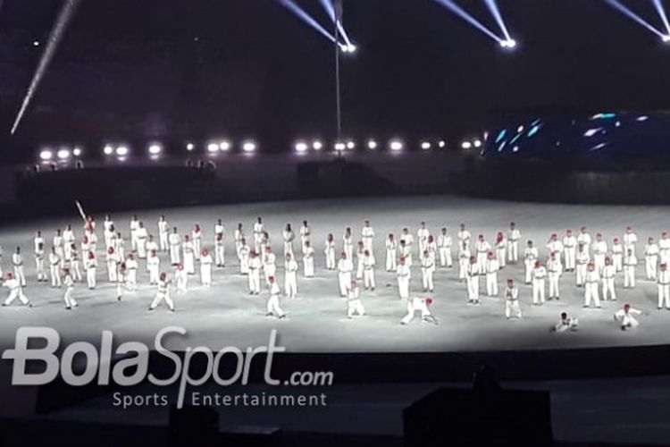 Atraksi yang ditampilkan ratusan pesilat dari perguruan ISBI JAYA (Ikatan Silat Betawi Indonesia Jaya) jelang berlangsungnya Closing Ceremony Asian Games 2018 di Stadion Utama Gelora Bung Karno, Jakarta, Minggu (2/9/2018).