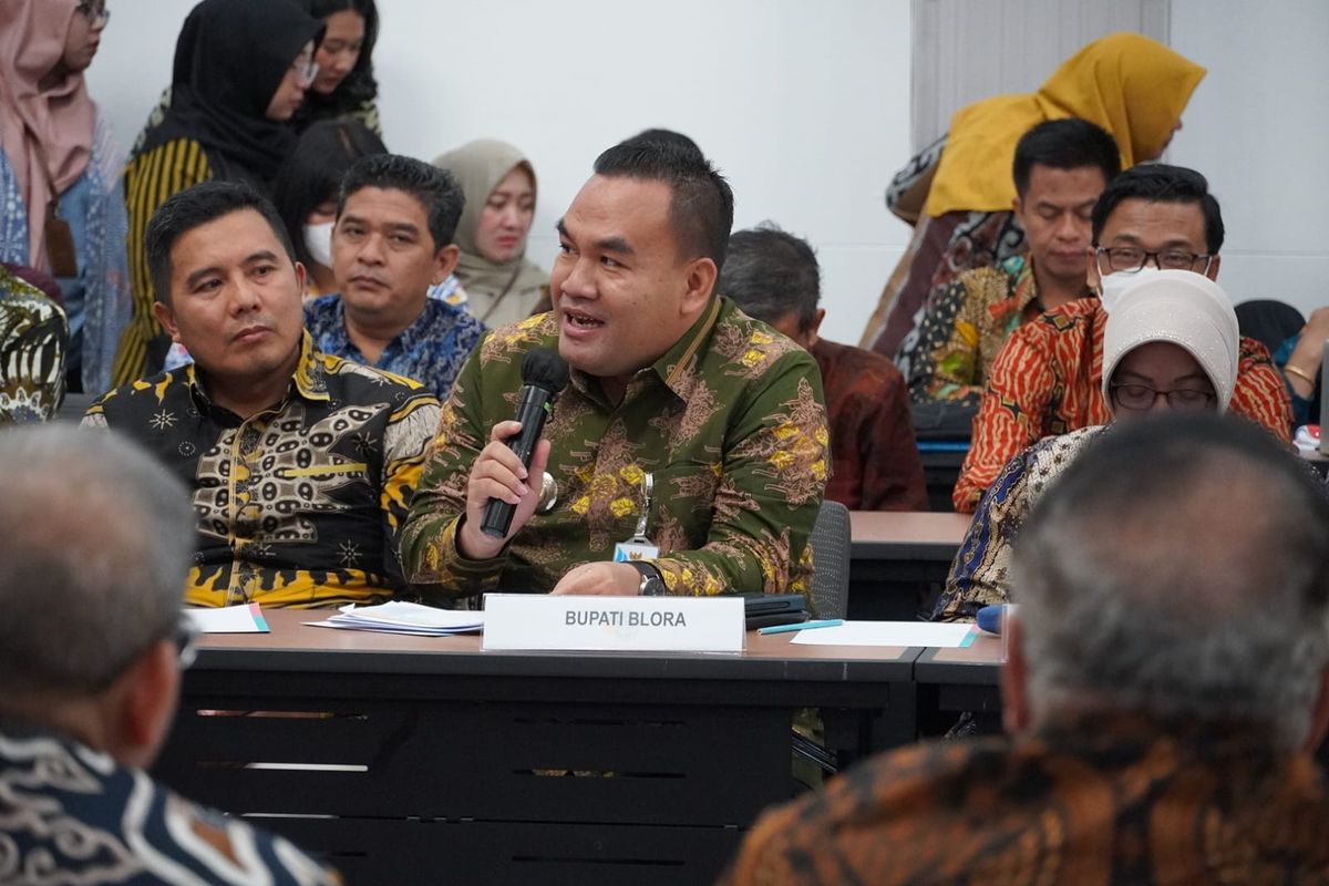 Bupati Blora Arief Rohman dalam Rapat Konsultasi Revisi Rencana Tata Ruang Wilayah (RTRW) Pemerintah Provinsi (Pemprov) Jateng dengan Penjabat (Pj) Gubernur Jateng Nana Sudjana dan Kementerian Agraria dan Tata Ruang/Badan Pertanahan Nasional (Kementerian ATR/BPN) di Hotel Le Meridien, Jakarta, Selasa (2/4/2024).
