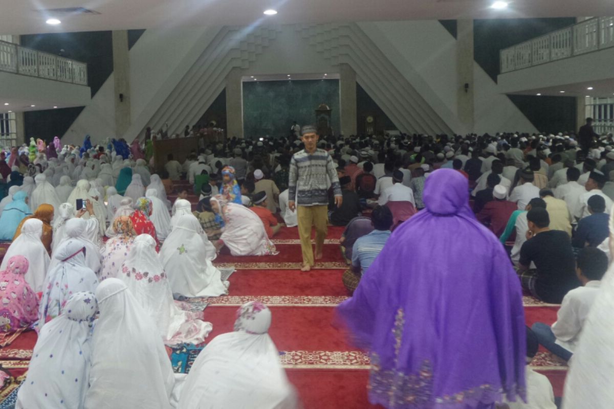 Suasana pelaksanaan sholat tarawih pertama di Masjid Raya Hasyim Asyari, Daan Mogot, Jumat (26/5/2017). 