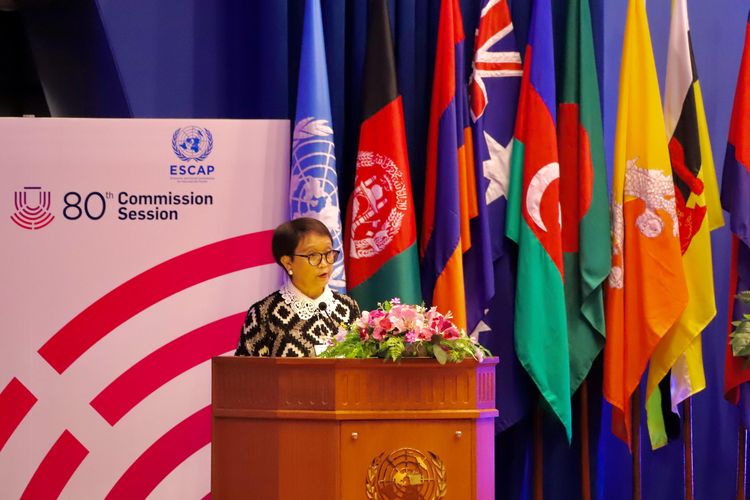 Menteri Luar Negeri (Menlu) Retno Marsudi berpidato dalam Sidang Komisi ke-80 UN Economic and Social Commission for Asia Pacific (UNESCAP), di Bangkok, Thailand, Senin (22/4/2024).
