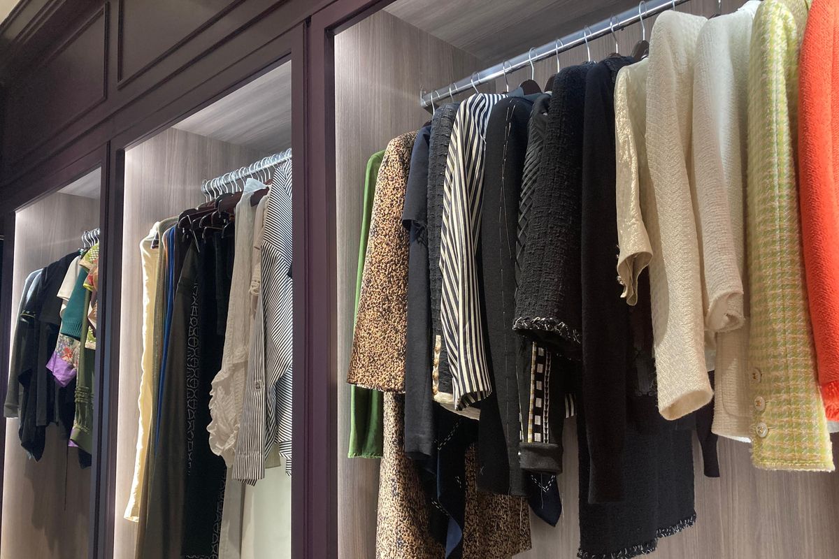 Koleksi barang preloved branded di Buds & Buttons, Jakarta Selatan, Kamis (25/9/2025).