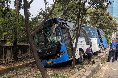 PT Transjakarta Beri Sanksi Operator yang Busnya Tabrak Separator