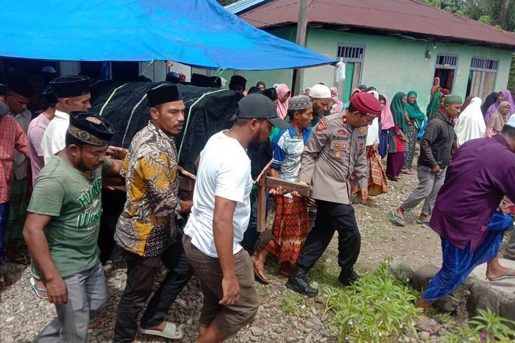 Jasad Fashjirin Rumadaul korban (12) korban penembakan oleh temannya sendiri dibawa ke lokasi pemakaman di desa Kian, kecamatan Kian Dara, kabupaten Seram Bagian Timur, Maluku, Senin (6/2/2023)