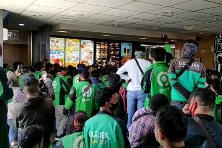Ratusan driver ojek online menumpuk di gerai McDonald cabang Kedaton, Rabu (9/6/2021) untuk mengambil pesanan promo BTS Meal