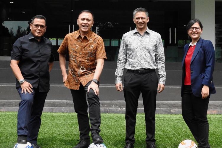 Ketua Umum PSSI Mochamad Iriawan (kedua dari kiri) berfoto dengan kedua wakilnya Iwan Budianto dan Cucu Soemantri, dan Sekretaris Jenderal Ratu Tisha Destria, di Kantor AFC, Kuala Lumpur, Malaysia, Selasa (12/11/2019).