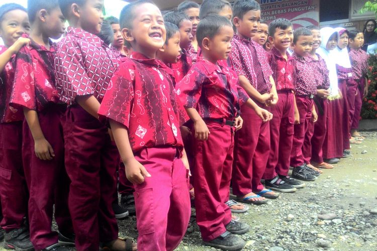 Siswa tidak bersepatu selagi sekolah jadi pemandangan biasa di SD negeri ini. Penghasilan orang tua yang naik turun menjadikan fasilitas sekolah bukan prioritas yang sering jadi alasan di balik keadaan ini.