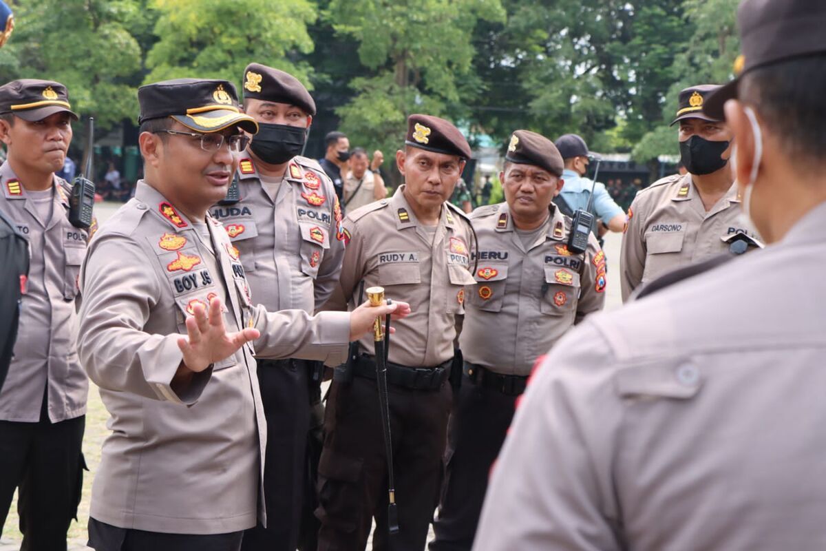Caption: Kapolres Nganjuk, AKBP Boy Jeckson, memberikan arahan ke anggotanya usai gelar pasukan pengamanan di lapangan GOR Bung Karno Nganjuk, Senin (19/12/2022). Doc: Humas Polres Nganjuk