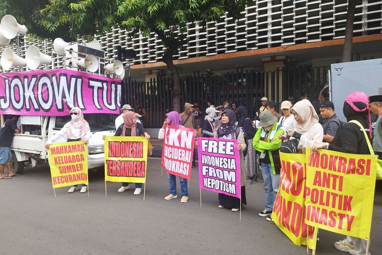 Demo di depan kantor Bawaslu RI, Jalan MH Thamrin, Menteng, Jakarta Pusat, Jumat (15/3/2024)