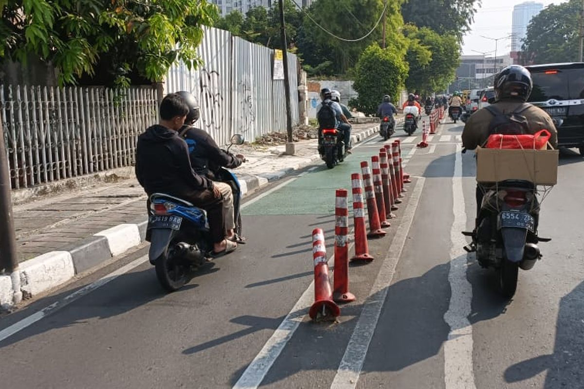 Jalur sepeda di Jalan Penerjenihan, Bendungan Hilir, menuju arah Pejompongan, Jakarta Pusat yang diserobot dan justru digunakan oleh pengendara lain, Rabu (7/6/2023).