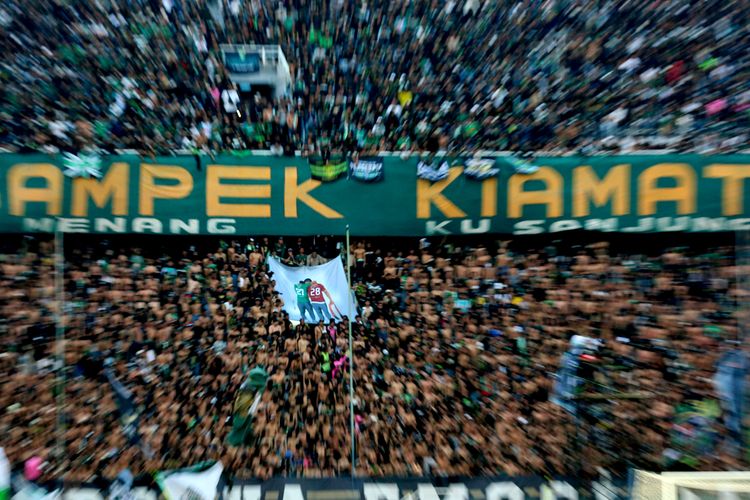 Aksi Bonek saat merayakan hari jadi Persebaya Surabaya ke -96 tahun saat pertandingan ujicoba melawan Persija Jakarta yang berakhir dengan skor 2-2 di Stadion Gelora Bung Tomo (SGBT) Surabaya, Minggu (18/6/2023) sore.