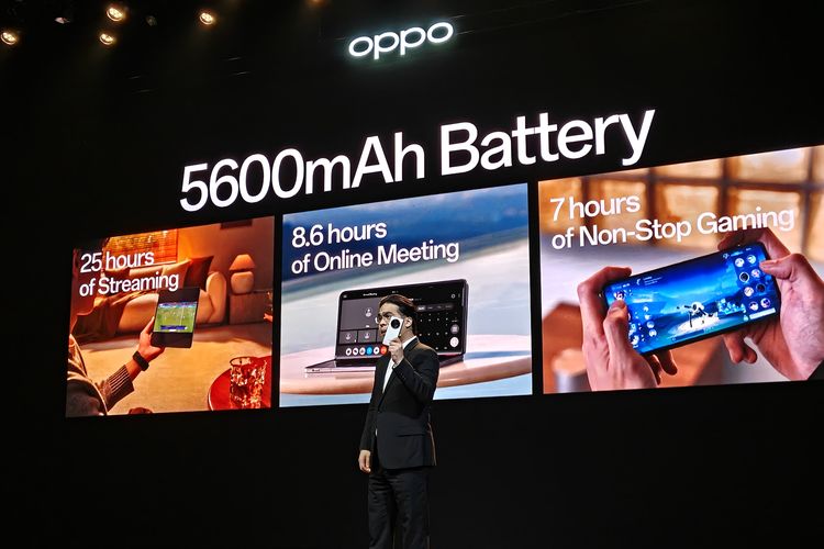Chief Marketing Officer Oppo Infonesia, Patrick Owen menjelaskan fitur baterai Oppo Find N5 di atas panggung peluncuran Oppo Find N5 di Indonesia di Ciputra Artpreneur, Jakarta Selatan, Rabu (30/4/2025)